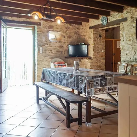 Ferienhaus Gemütliches Haus Mit 2 Schlafzimmern In *